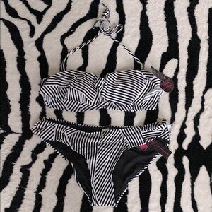 😍CUTE!! - NWT BLACK AND WHITE STRIPED RUFFLED BIKINI 👙 M !